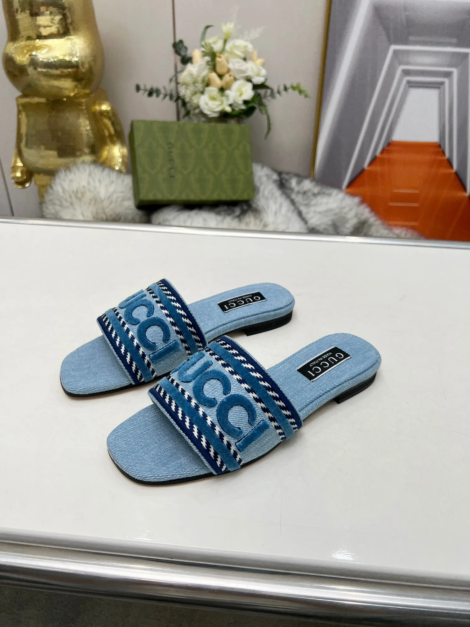 👟👟Ex-factory price 340👟👟 Genuine leather sole 200 Gucci 2024/Spring and summer new electric embroidery flat slippers hot style online —————————————— Perfect interpretation! The original development supports any comparison in the market! Carefully crafted materials! Months in the making! The pattern is extremely beautiful! Unique charm. The fabric is made from the original one-to-one ratio! Flash sale market free version! The thorn lines and three-dimensional effect are full! High-end and high-end Factory No.: 828-16 ꫛꫀꪝ Go➫ Materials: ❶ Upper: Electric embroidery environmentally friendly washed denim fabric ❷ Feet: imported sheepskin, lining sheepskin. ❸Outsole! Original Italian leather outsole ➕ Rubber outsole ........................................ ♡Size: 35-44 ♡Colour: 1cm